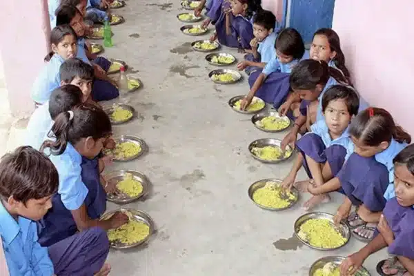 Mid-Day Meal Yojna: स्कूलों को मिड डे मील योजना में मिली भोजन में बदलाव की छूट मिड-डे-मील-योजना-bhilwarakhabar.com